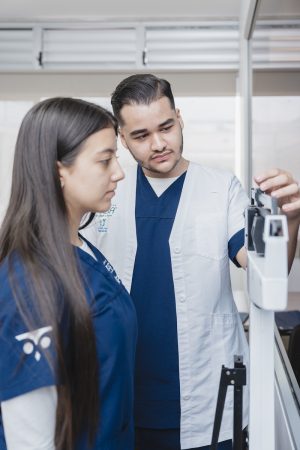 Bata de laboratorio antifluido blanca